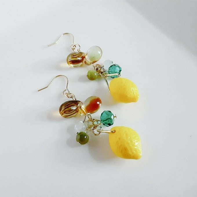 再販☆レモンが可愛い☆しずくとガラスビーズの爽やかカラーのプチジャラジャラピアス/イヤリング