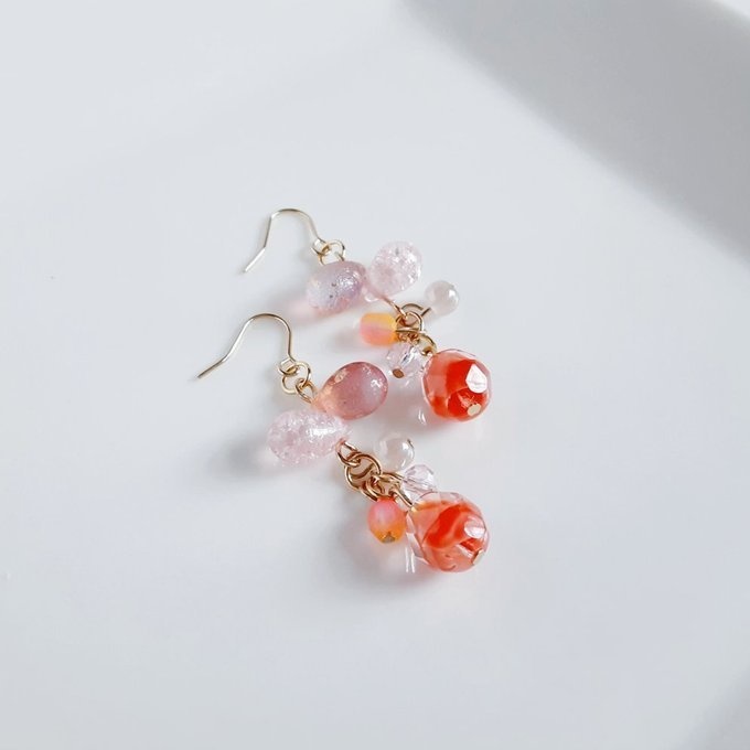 チェコビーズが揺れる☆しずくとガラスビーズのプチジャラジャラピアス/イヤリング(サマーサンセット)