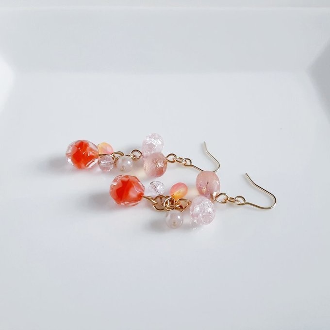 チェコビーズが揺れる☆しずくとガラスビーズのプチジャラジャラピアス/イヤリング(サマーサンセット)