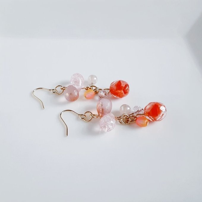 チェコビーズが揺れる☆しずくとガラスビーズのプチジャラジャラピアス/イヤリング(サマーサンセット)