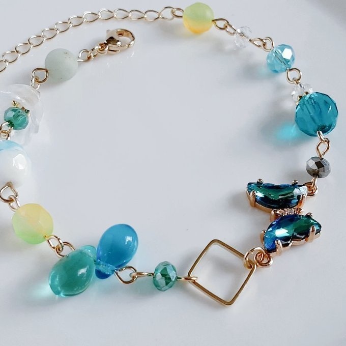 爽やか☆ぷっくりしずくと蝶とスクエアフープの癒しのイエローグリーンカラーのブレスレット