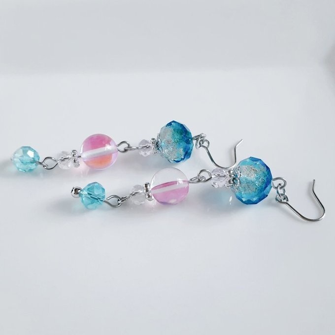 とんぼ玉ビーズとルナフラッシュのゆらゆらロングピアス/イヤリング(アクアブルー)