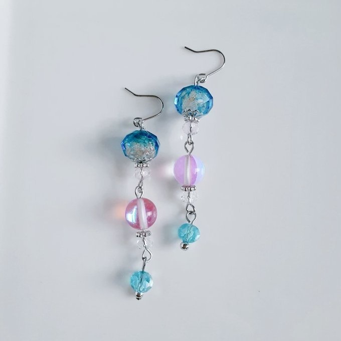 とんぼ玉ビーズとルナフラッシュのゆらゆらロングピアス/イヤリング(アクアブルー)
