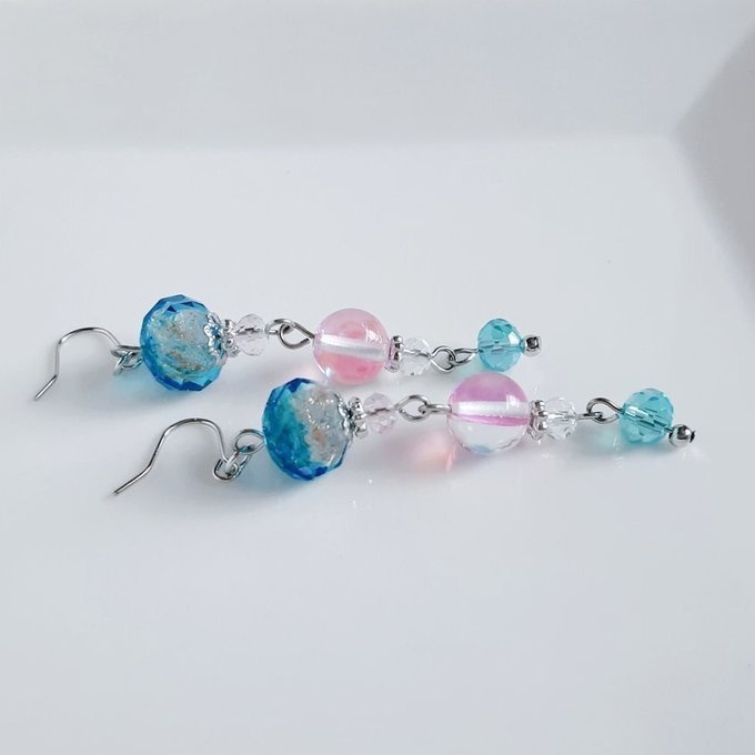 とんぼ玉ビーズとルナフラッシュのゆらゆらロングピアス/イヤリング(アクアブルー)