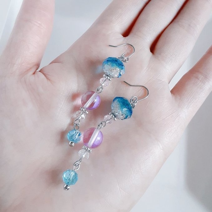 とんぼ玉ビーズとルナフラッシュのゆらゆらロングピアス/イヤリング(アクアブルー)