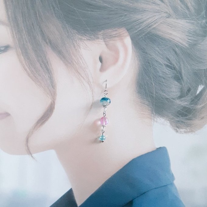 とんぼ玉ビーズとルナフラッシュのゆらゆらロングピアス/イヤリング(アクアブルー)