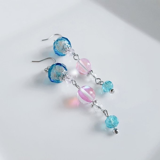 とんぼ玉ビーズとルナフラッシュのゆらゆらロングピアス/イヤリング(アクアブルー)