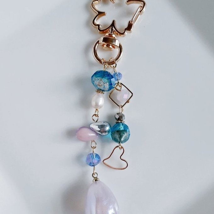 幻想的なパールチャームとハートフープが揺れる☆優しいアクアブルーピンク色のキーホルダー