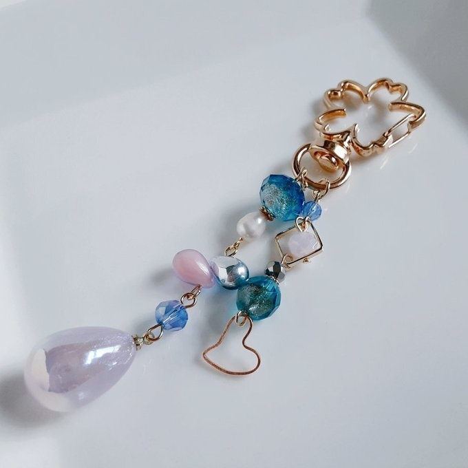 幻想的なパールチャームとハートフープが揺れる☆優しいアクアブルーピンク色のキーホルダー