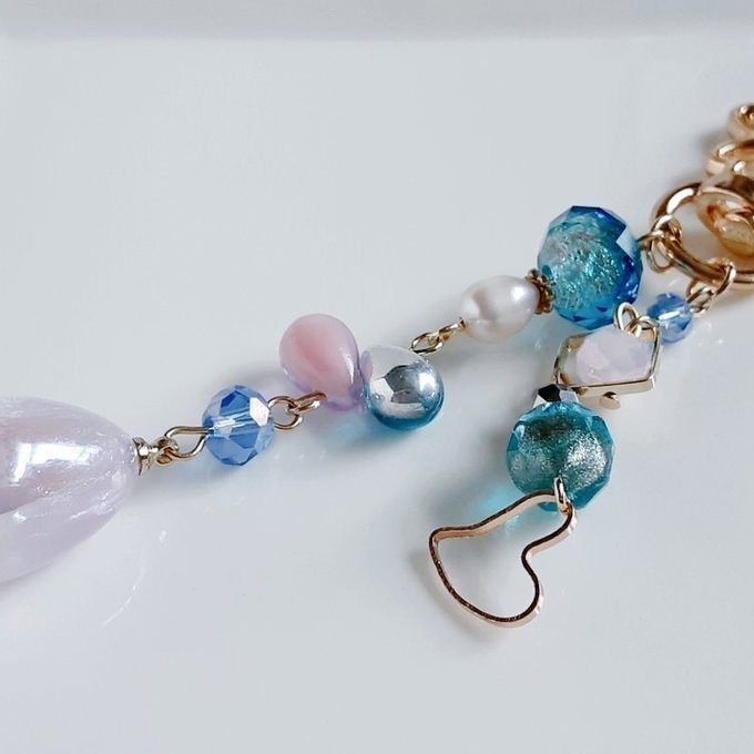 幻想的なパールチャームとハートフープが揺れる☆優しいアクアブルーピンク色のキーホルダー
