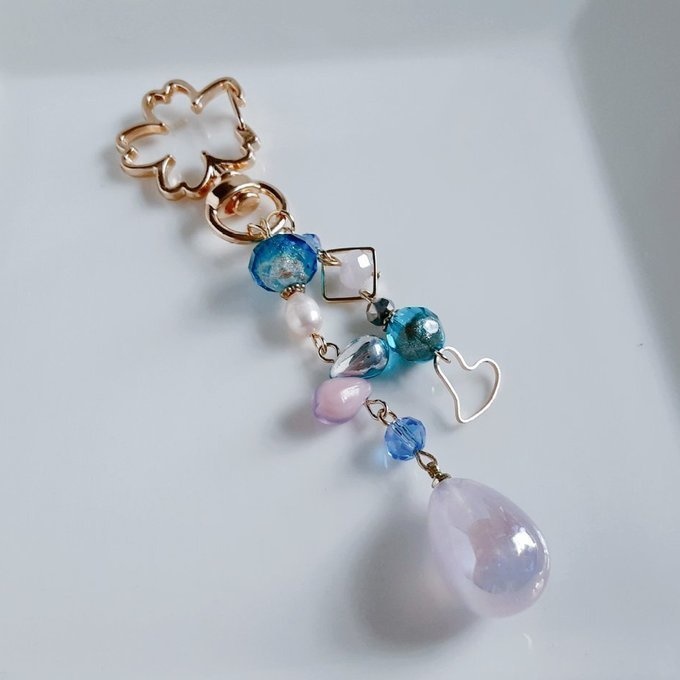 幻想的なパールチャームとハートフープが揺れる☆優しいアクアブルーピンク色のキーホルダー
