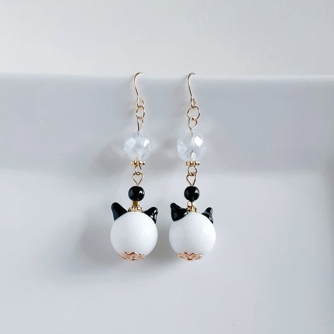 1ペアのみ☆幻想的なネコ型のとんぼ玉ビーズとチェコビーズのピアス/イヤリング(ホワイト)