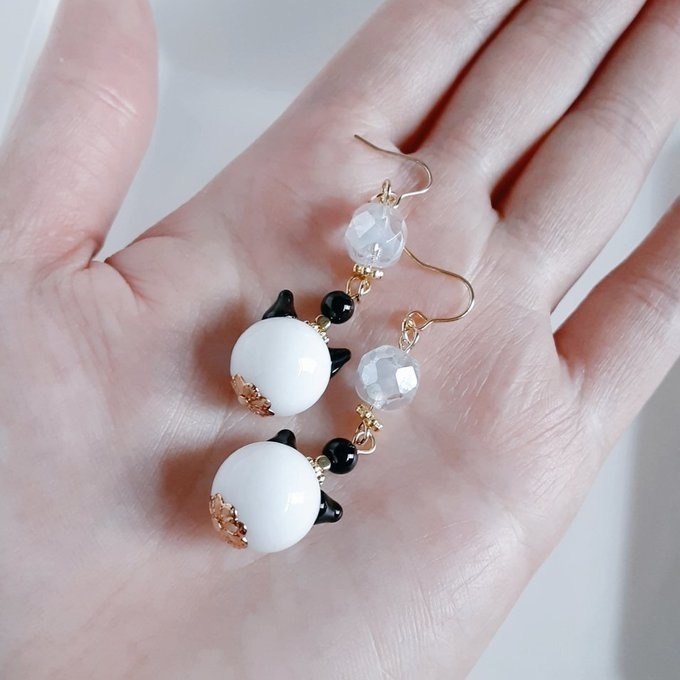 1ペアのみ☆幻想的なネコ型のとんぼ玉ビーズとチェコビーズのピアス/イヤリング(ホワイト)