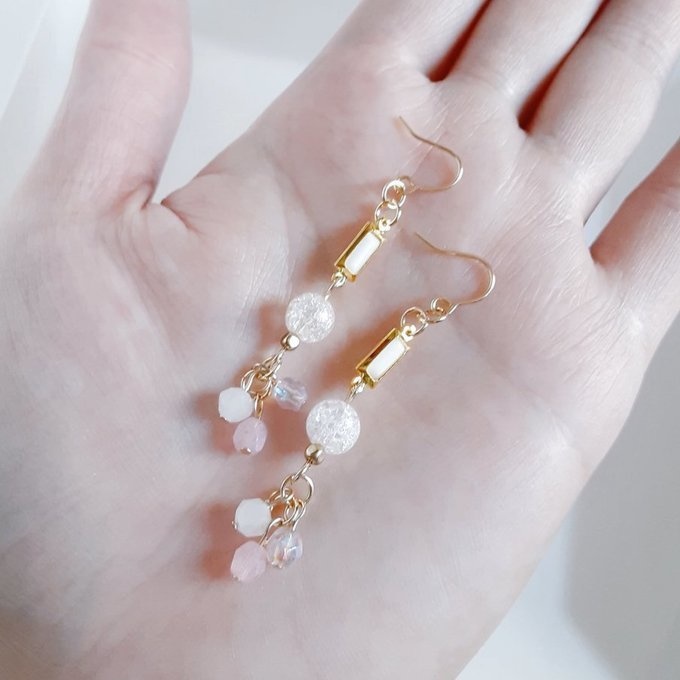 クラッククリスタルとシャープなアクリルフレームストーンのお洒落ピアス/イヤリング(優しいピンク)