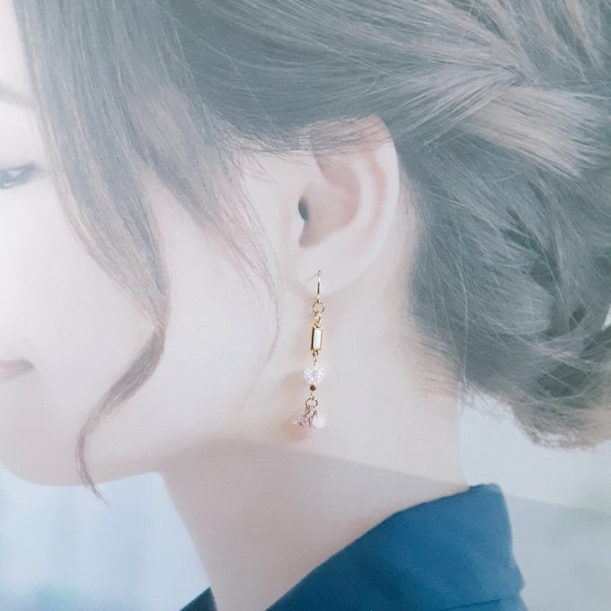 クラッククリスタルとシャープなアクリルフレームストーンのお洒落ピアス/イヤリング(優しいピンク)