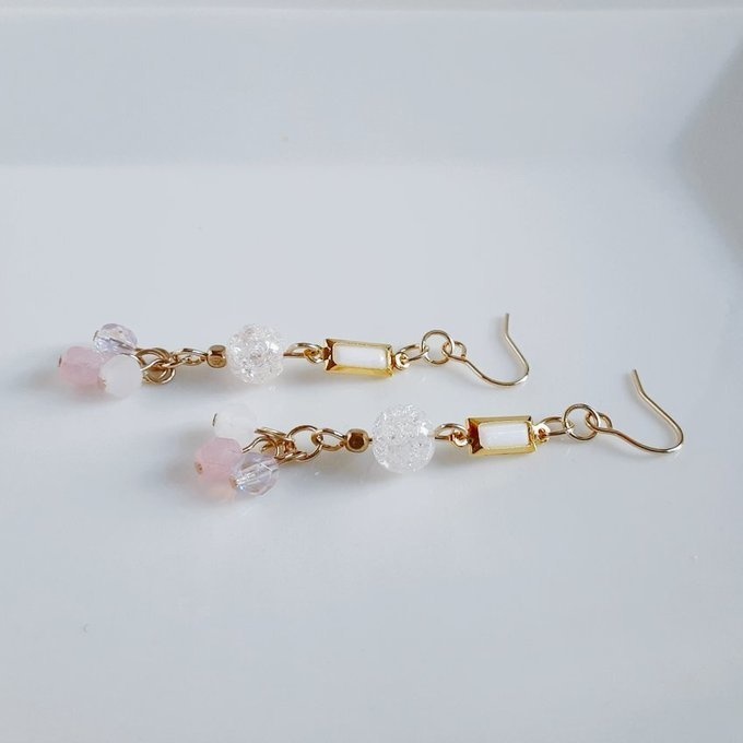 クラッククリスタルとシャープなアクリルフレームストーンのお洒落ピアス/イヤリング(優しいピンク)