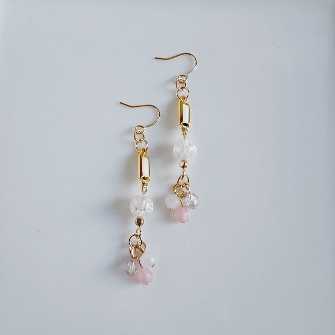 クラッククリスタルとシャープなアクリルフレームストーンのお洒落ピアス/イヤリング(優しいピンク)