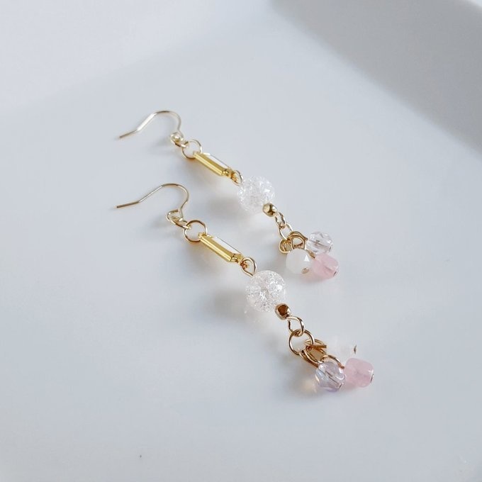 クラッククリスタルとシャープなアクリルフレームストーンのお洒落ピアス/イヤリング(優しいピンク)