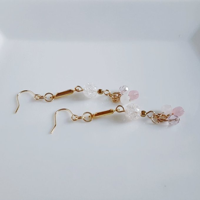 クラッククリスタルとシャープなアクリルフレームストーンのお洒落ピアス/イヤリング(優しいピンク)