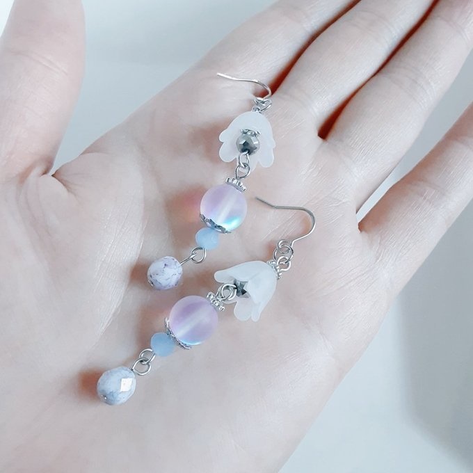 すずらんビーズとルナフラッシュの幻想的な淡いパープル色のピアス/イヤリング