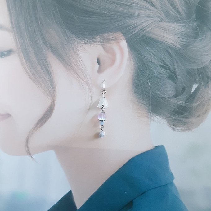 すずらんビーズとルナフラッシュの幻想的な淡いパープル色のピアス/イヤリング