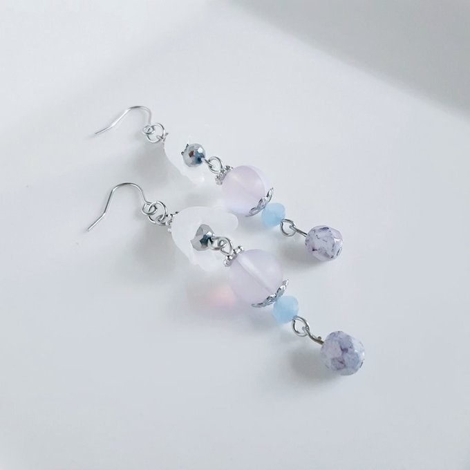 すずらんビーズとルナフラッシュの幻想的な淡いパープル色のピアス/イヤリング