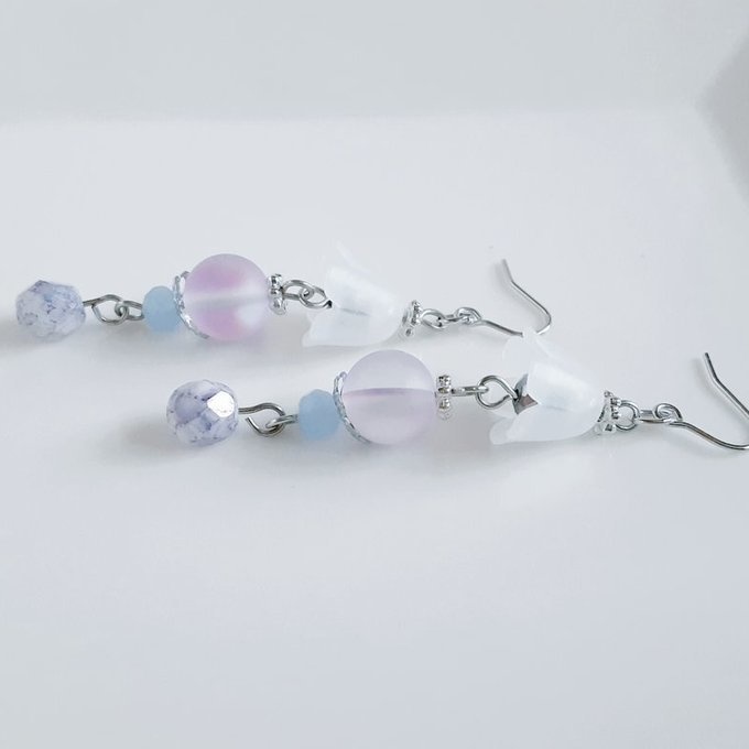 すずらんビーズとルナフラッシュの幻想的な淡いパープル色のピアス/イヤリング