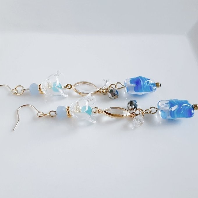 チェコビーズが揺れる☆すずらんビーズとアクリルフレームストーンのクリアスカイブルー色のピアス/イヤリング