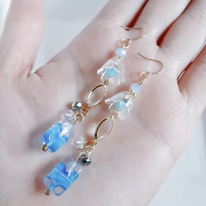 チェコビーズが揺れる☆すずらんビーズとアクリルフレームストーンのクリアスカイブルー色のピアス/イヤリング