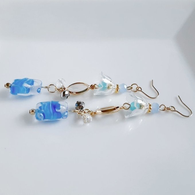 チェコビーズが揺れる☆すずらんビーズとアクリルフレームストーンのクリアスカイブルー色のピアス/イヤリング