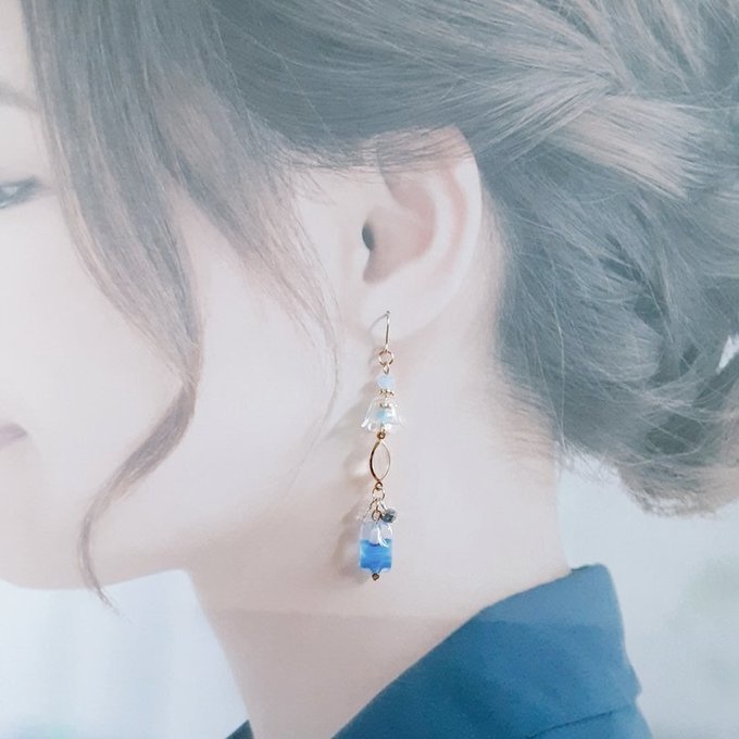 チェコビーズが揺れる☆すずらんビーズとアクリルフレームストーンのクリアスカイブルー色のピアス/イヤリング