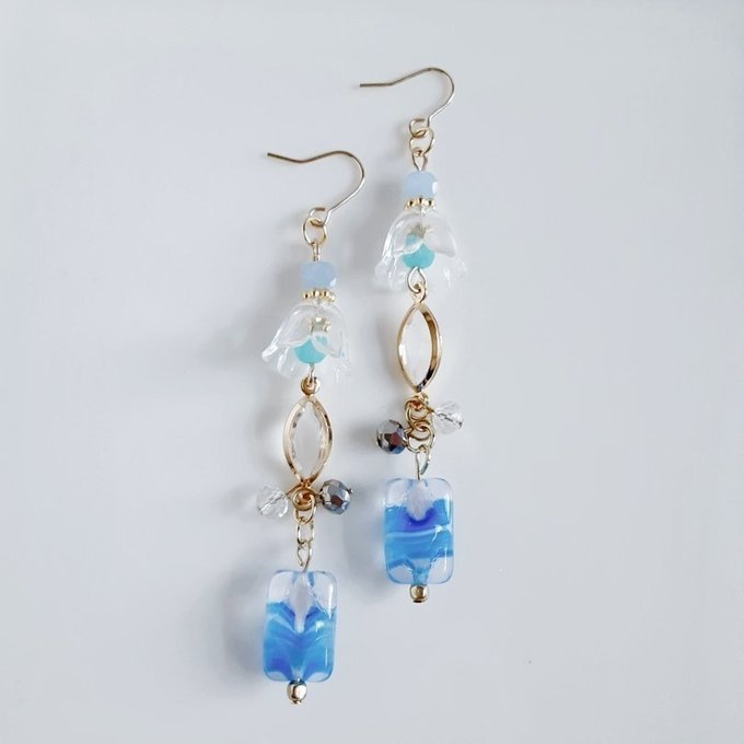 チェコビーズが揺れる☆すずらんビーズとアクリルフレームストーンのクリアスカイブルー色のピアス/イヤリング