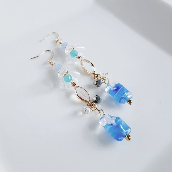 チェコビーズが揺れる☆すずらんビーズとアクリルフレームストーンのクリアスカイブルー色のピアス/イヤリング