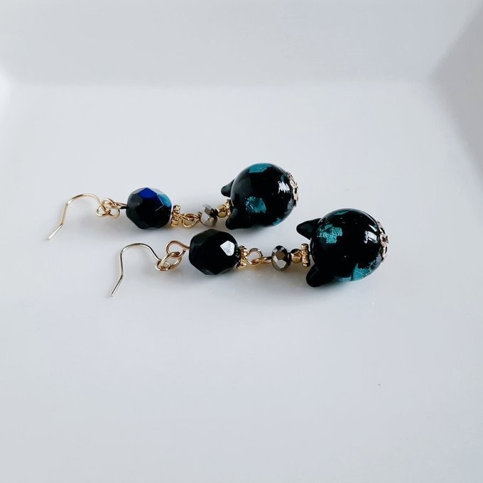 1ペアのみ☆幻想的なネコ型のとんぼ玉ビーズとチェコビーズのピアス/イヤリング(ブラック)
