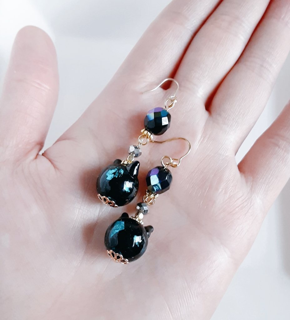 1ペアのみ☆幻想的なネコ型のとんぼ玉ビーズとチェコビーズのピアス/イヤリング(ブラック)