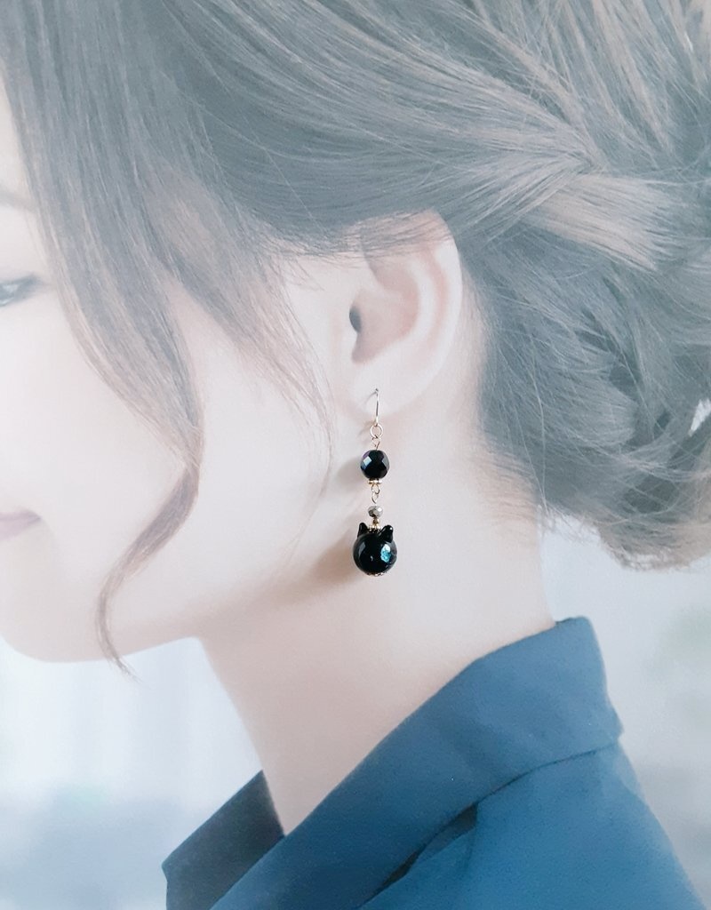 1ペアのみ☆幻想的なネコ型のとんぼ玉ビーズとチェコビーズのピアス/イヤリング(ブラック)