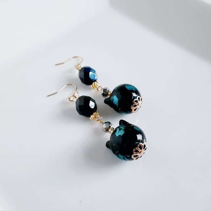 1ペアのみ☆幻想的なネコ型のとんぼ玉ビーズとチェコビーズのピアス/イヤリング(ブラック)