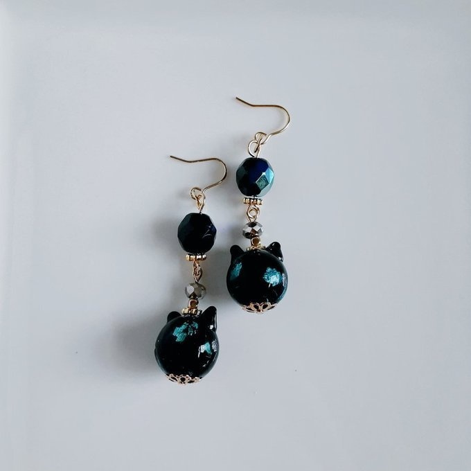 1ペアのみ☆幻想的なネコ型のとんぼ玉ビーズとチェコビーズのピアス/イヤリング(ブラック)