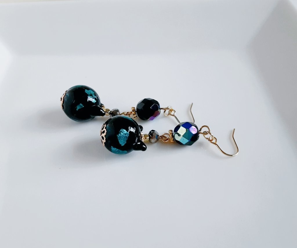 1ペアのみ☆幻想的なネコ型のとんぼ玉ビーズとチェコビーズのピアス/イヤリング(ブラック)