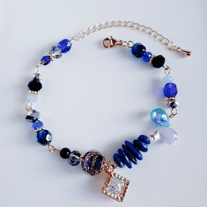 ジルコニア風チャームが輝く☆とんぼ玉ビーズとチェコビーズのディープブルー色ブレスレット