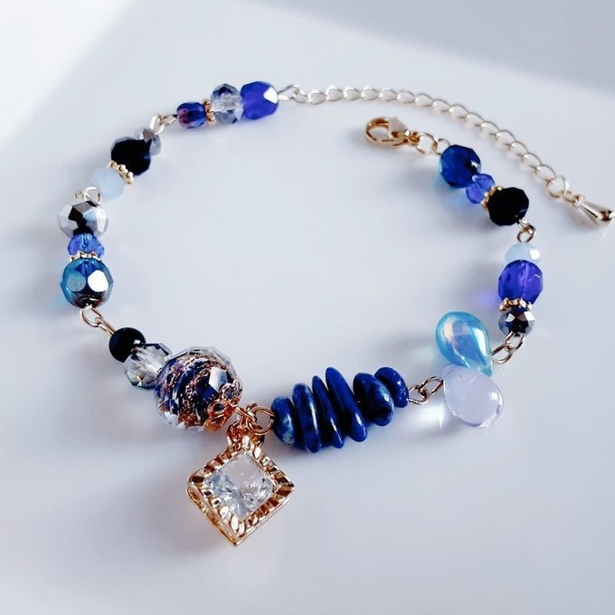 ジルコニア風チャームが輝く☆とんぼ玉ビーズとチェコビーズのディープブルー色ブレスレット