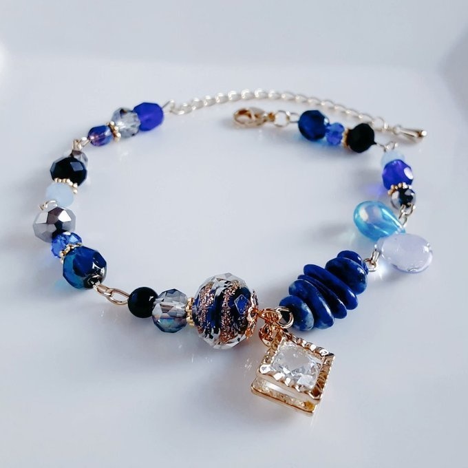 ジルコニア風チャームが輝く☆とんぼ玉ビーズとチェコビーズのディープブルー色ブレスレット