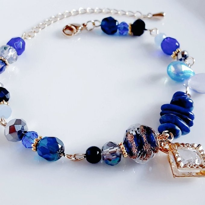 ジルコニア風チャームが輝く☆とんぼ玉ビーズとチェコビーズのディープブルー色ブレスレット