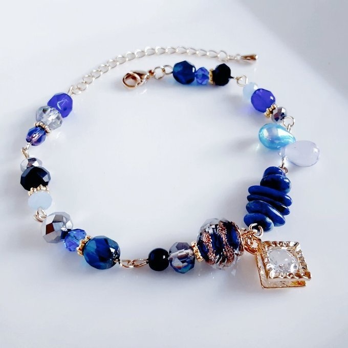 ジルコニア風チャームが輝く☆とんぼ玉ビーズとチェコビーズのディープブルー色ブレスレット