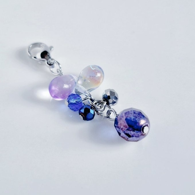 チェコビーズが揺れる☆しずくとガラスビーズのチャーム(ブルーバイオレット)