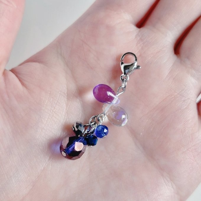 チェコビーズが揺れる☆しずくとガラスビーズのチャーム(ブルーバイオレット)
