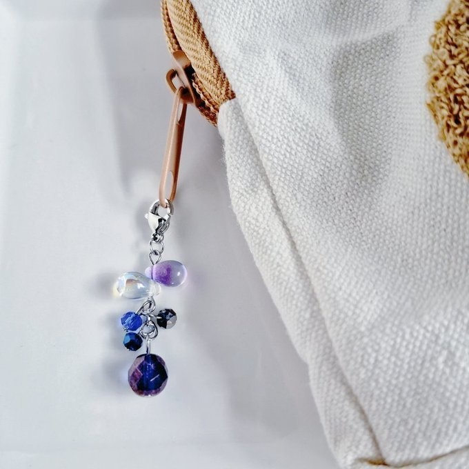 チェコビーズが揺れる☆しずくとガラスビーズのチャーム(ブルーバイオレット)