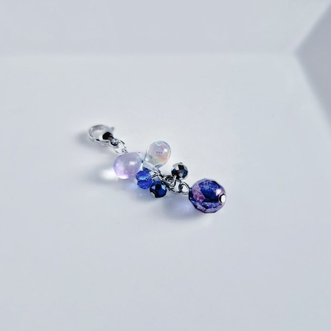 チェコビーズが揺れる☆しずくとガラスビーズのチャーム(ブルーバイオレット)