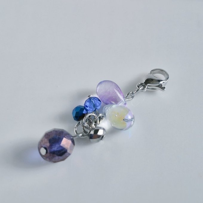 チェコビーズが揺れる☆しずくとガラスビーズのチャーム(ブルーバイオレット)