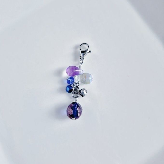 チェコビーズが揺れる☆しずくとガラスビーズのチャーム(ブルーバイオレット)